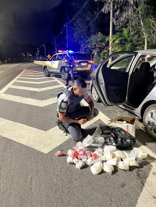Passageira é presa com mais de 3.500 porções de drogas em carro de aplicativo em Caraguatatuba 1 trafico rodoviario b